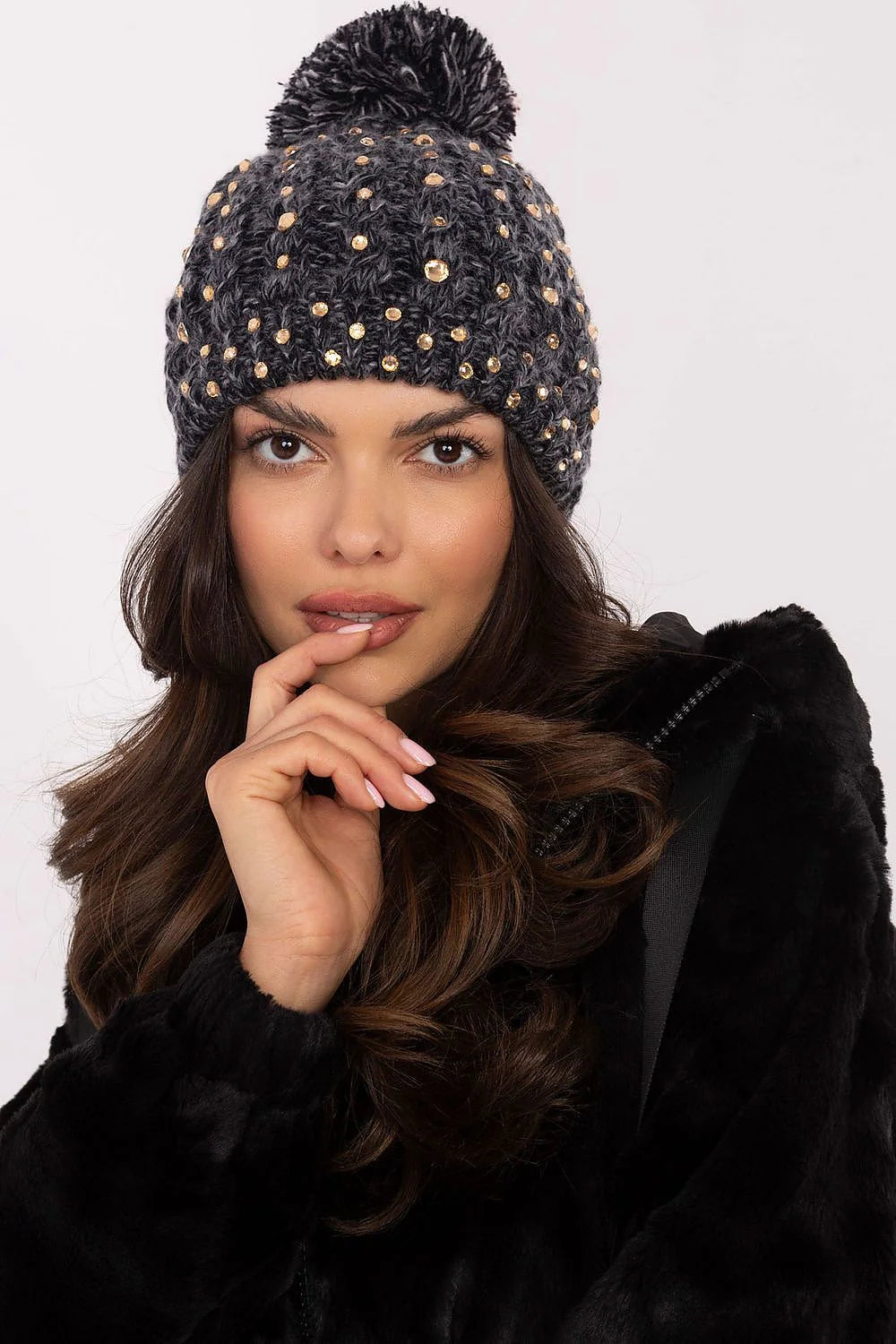 Bonnet de mode élégant pour femmes en matière tricotée épaisse couleur gris foncé avec strass dorés et pompon moelleux ajustement élastique finitions précises style chic et contemporain pour hiver