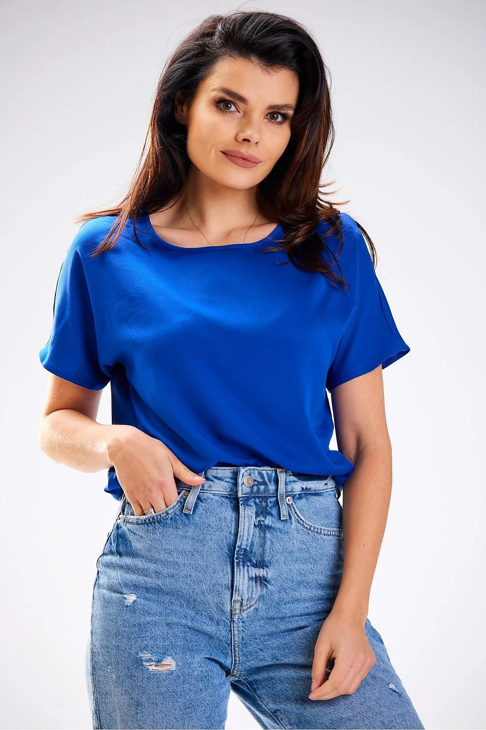Chemisier en viscose douce coupe droite été respirant design épuré pour femme fabriqué en Pologne