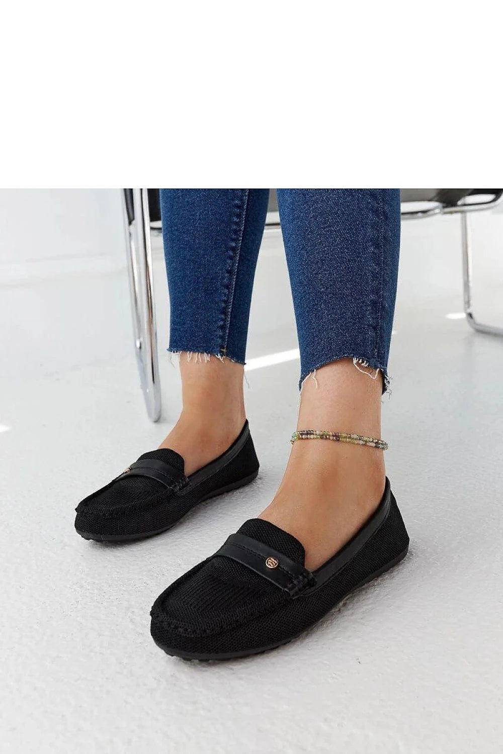 Moccasins pour femmes style décontracté moderne en tissu Fombio noir cuir bandes surpiqûres logo métallique semelle caoutchouc plate basse