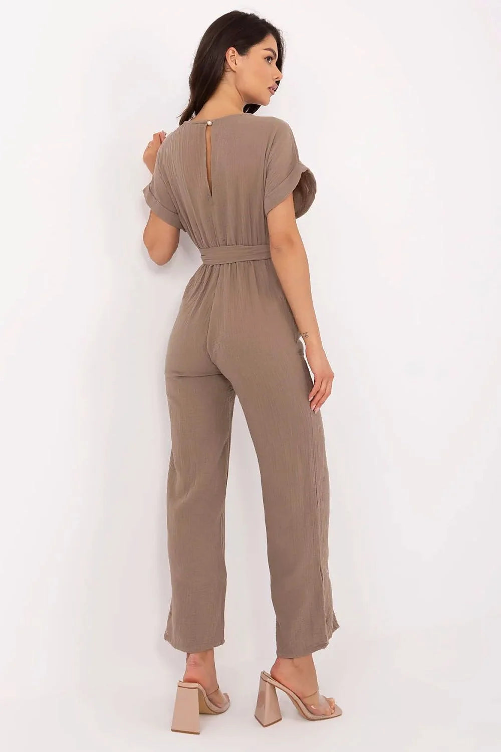 Combinaison pour femme élégante style moderne manches courtes encolure V croisée couleur taupe matériau coton lin femmes