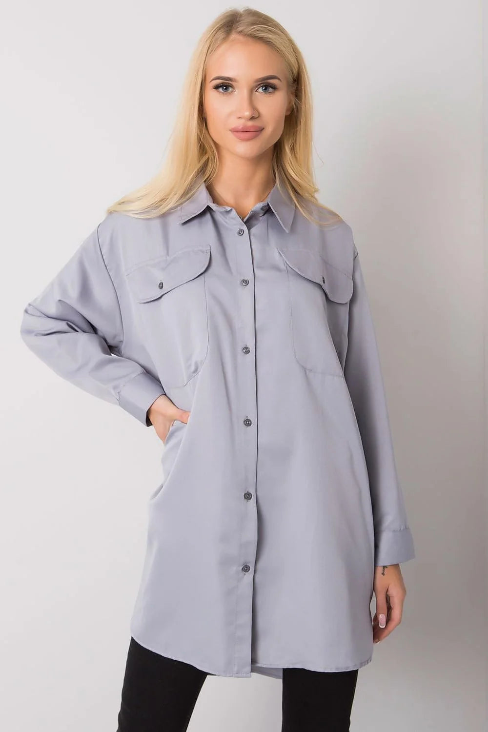 Chemise noire satinée coupe ample élégante manches longues col classique décontractée mode femme moderne
