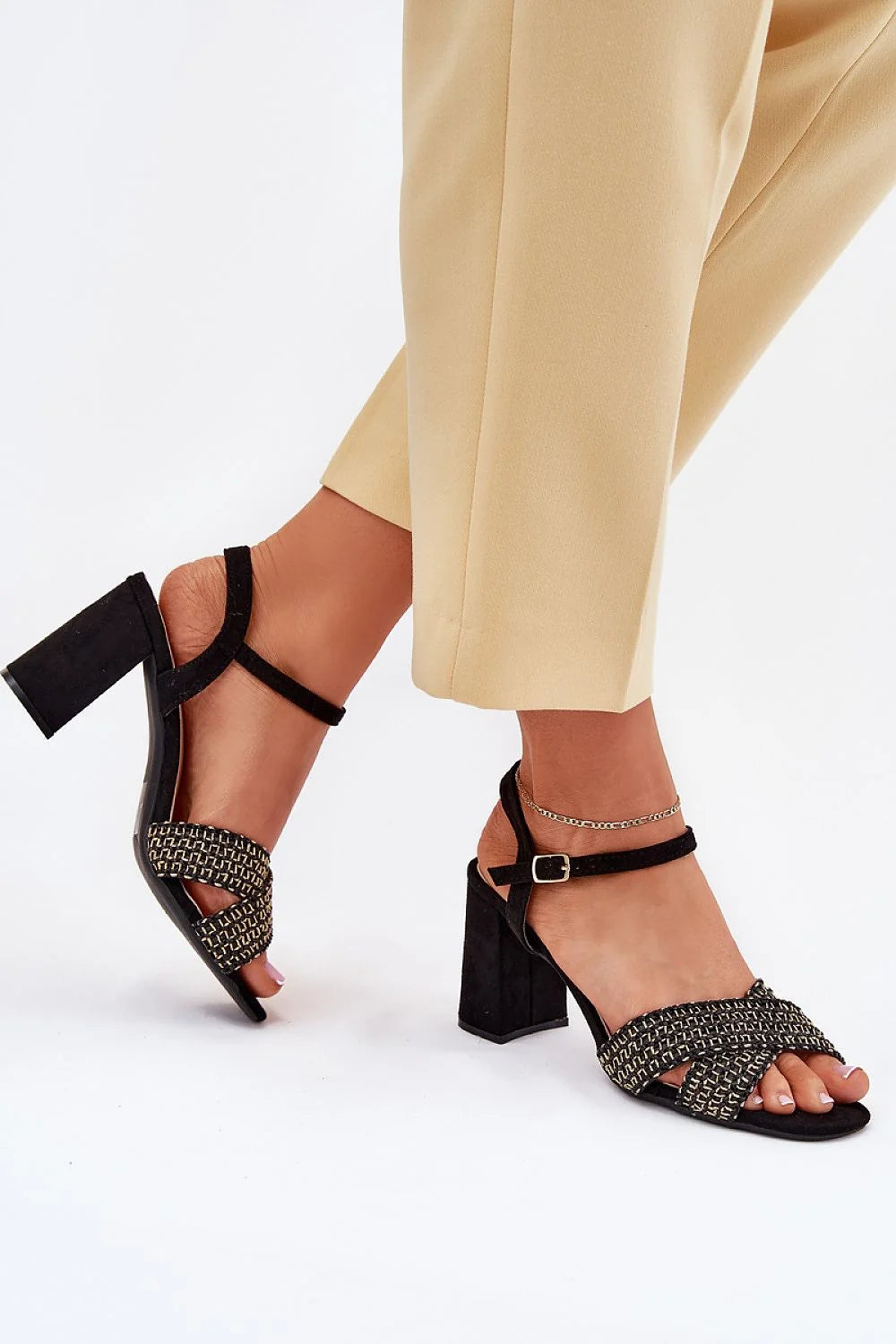 Sandales à talons compensés en cuir suédé noir avec brides croisées dorées ajustables pour femme, design élégant et moderne, occasion quotidienne ou habillée