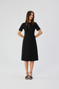 Robe de cocktail élégante noire A-line manches courtes encolure ronde fente décolleté plis devant taille ajustable femme