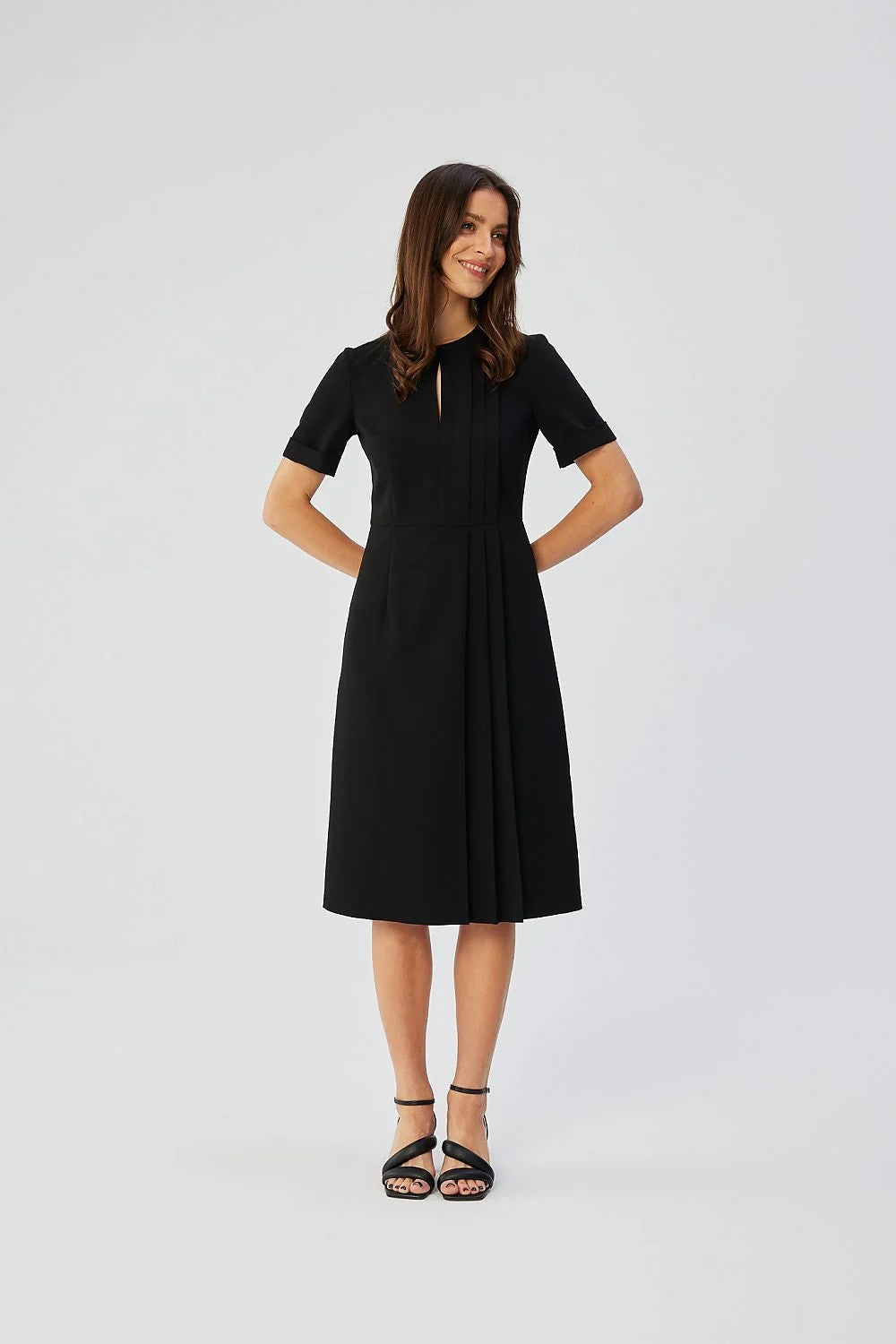 Robe de cocktail élégante noire A-line manches courtes encolure ronde fente décolleté plis devant taille ajustable femme