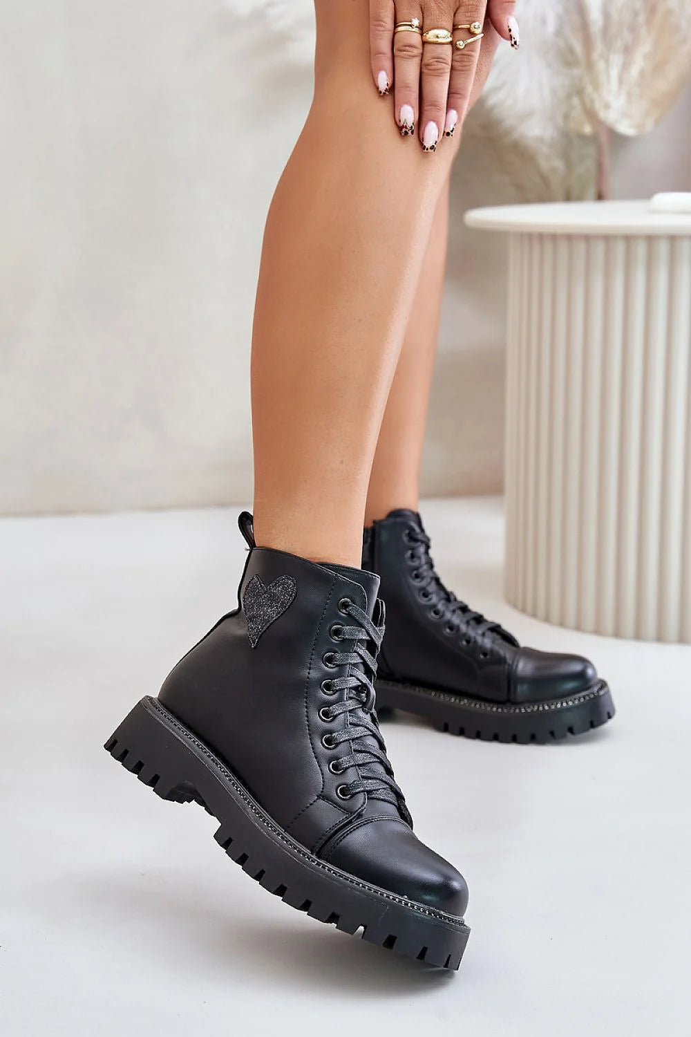 Bottes élégantes à tige basse et fermeture à glissière cuir artificiel cœur pailleté talon 4cm femme
