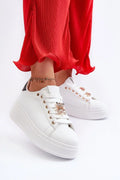 baskets femmes blanches plateforme épaisse simili cuir œillets dorés lacets larges pendentif ourson doré chaîne cheville talon contrastant noir chic