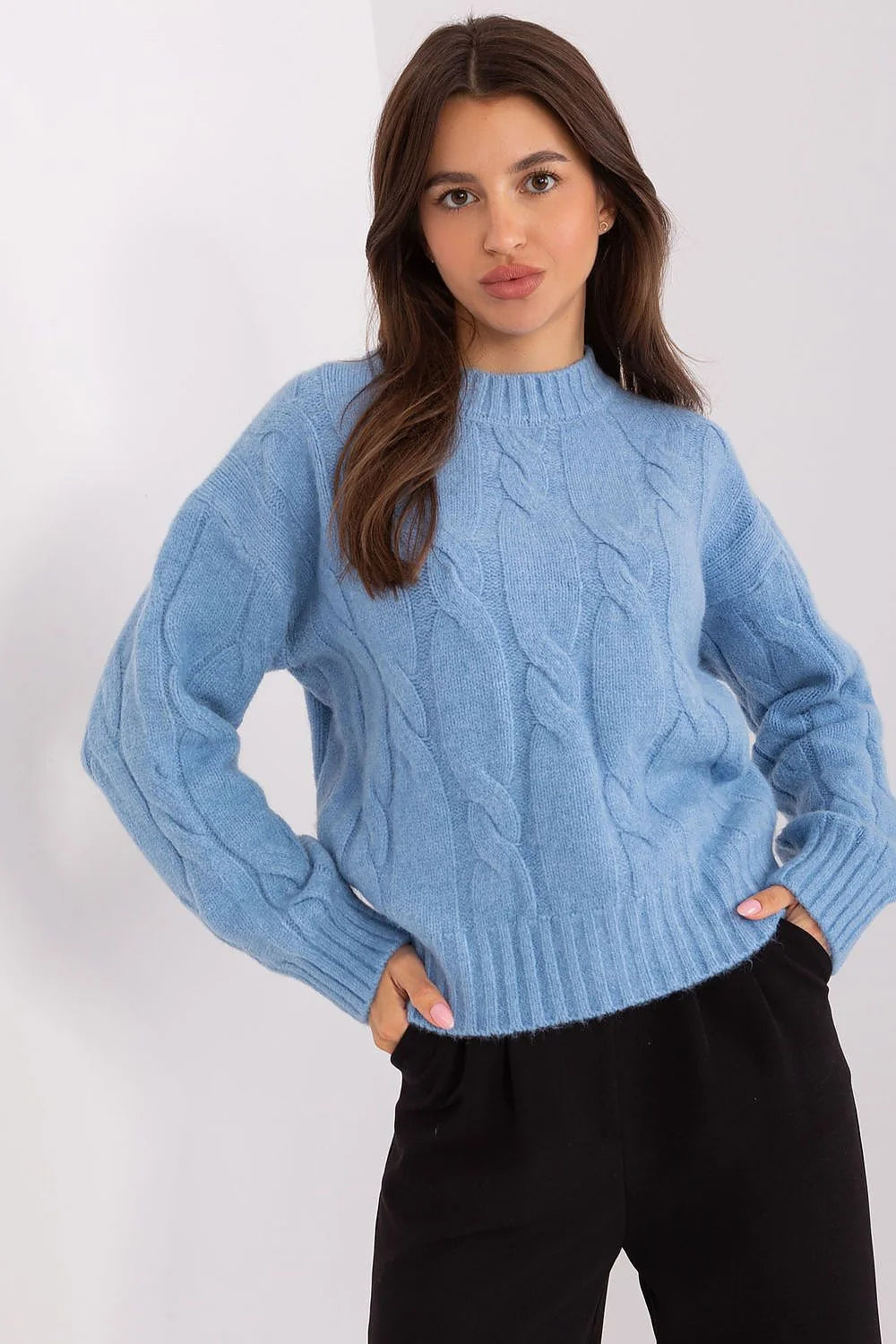 Pull maille torsadée femmes style intemporel couleur bleu clair manches longues col rond finitions côtelées