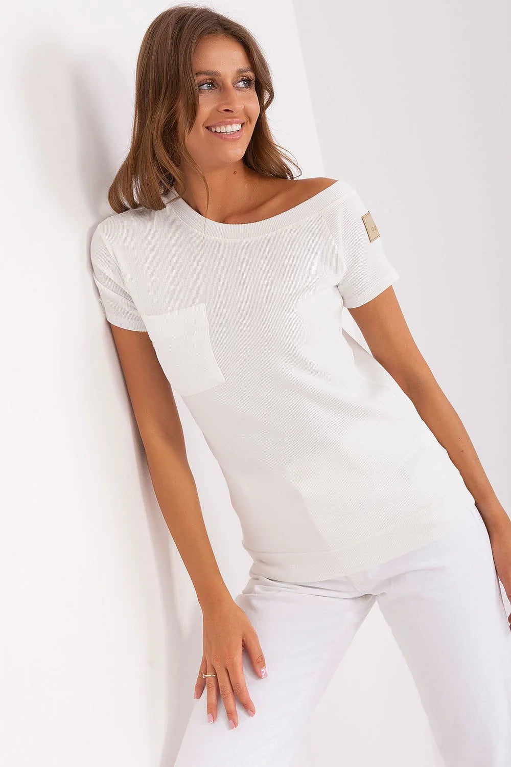 Chemisier Och Bella Chemisier Femme Coupe Ajustée Encolure Bateau Manches Courtes Tissu Maille Élasthanne Blanc Poche Décorative Logo Discret Mode Moderne Élégant