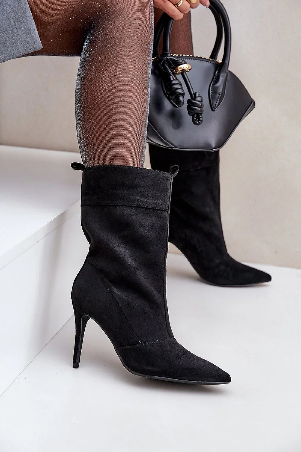 bottines femme suédine noire daim écologique bout pointu talon aiguille haut silhouette élancée tige froncée coutures structurées passant arrière élégantes