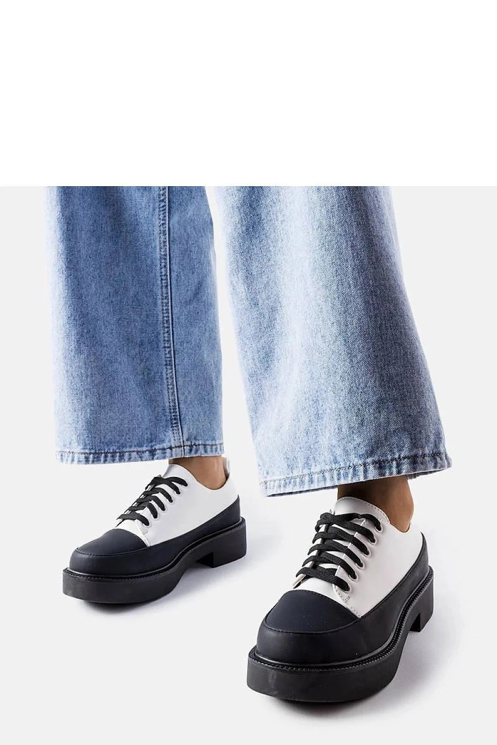 chaussures basses femme urbain bicolore noir blanc cuir écologique confortable lacets semelle crantée plateau derby minimaliste durable maintien