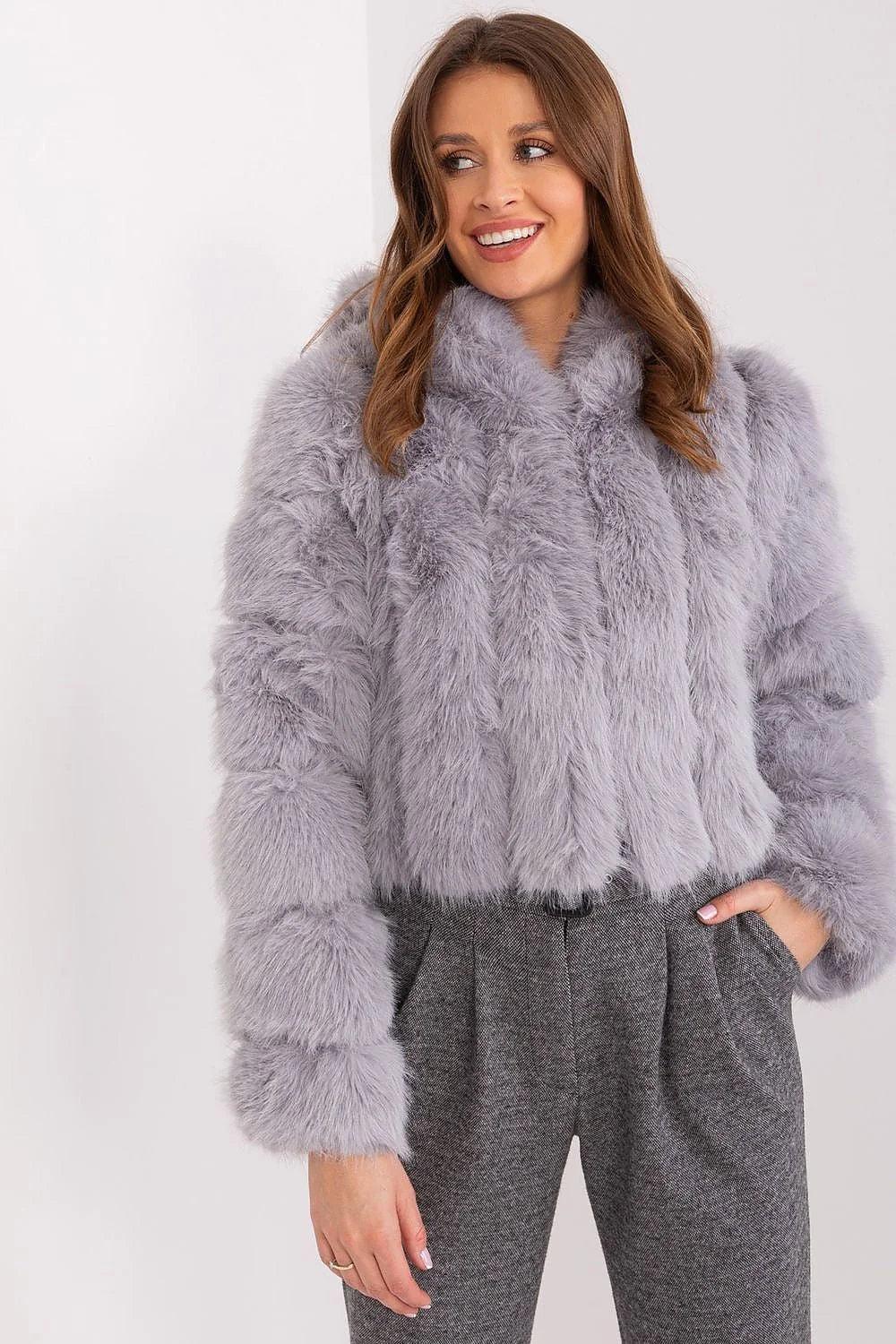 Manteau en fausse fourrure pour femme court style moderne sans fermeture manches longues couleur gris lavande matériau polyester résistant aux intempéries