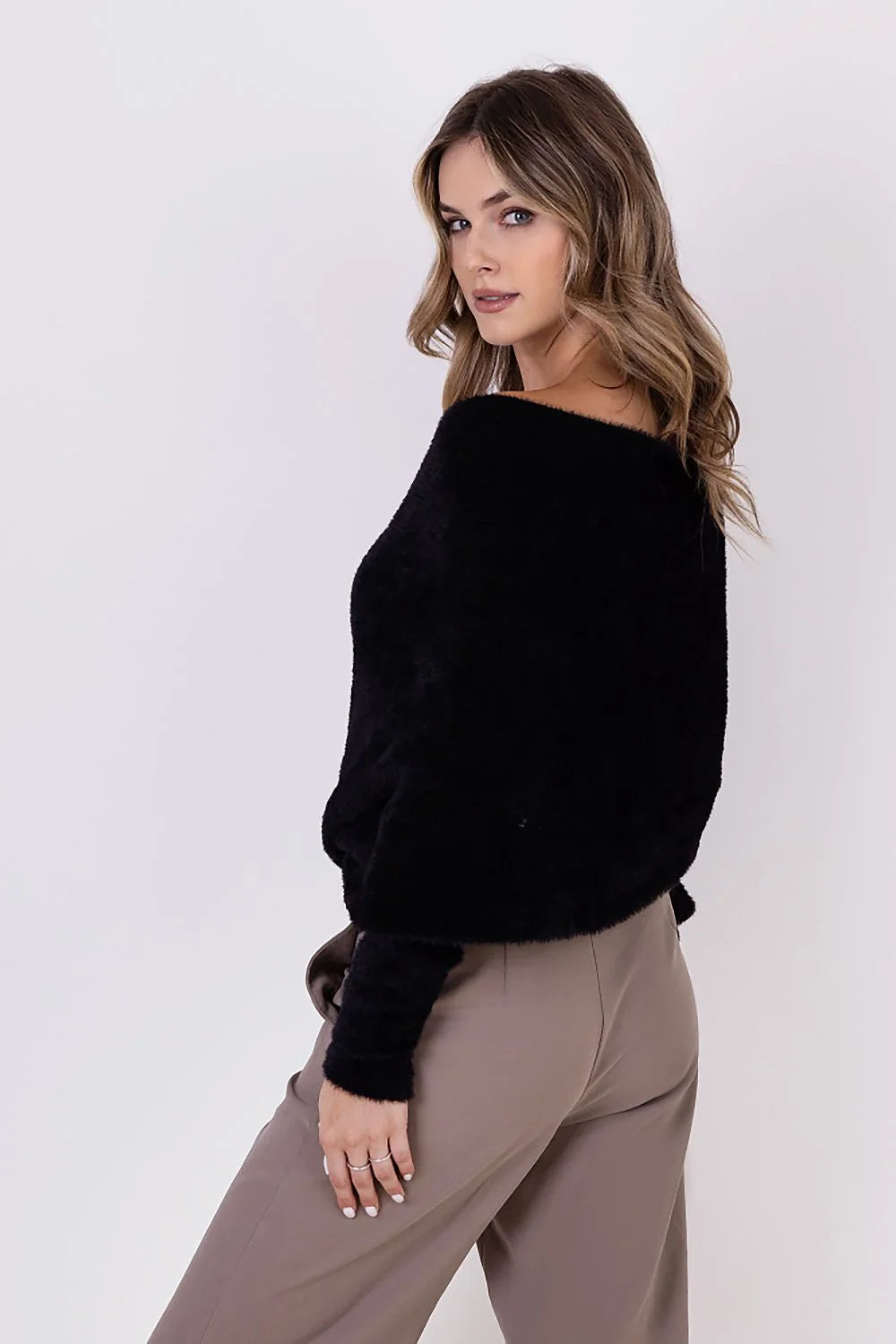 pull femme chic brossé doux encolureV profond manches longues amples oversize noir pelucheux coupe croisée cachecoeur épaules dégagées tombé loose