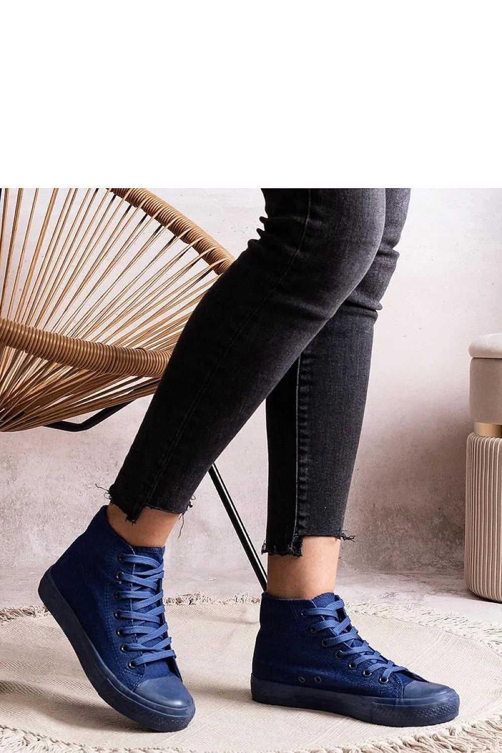 Baskets montantes femme style urbain moderne bleu profond tige canvas semelle caoutchouc lacets ronds