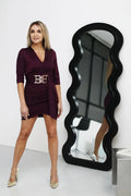 robe soirée courte moulante bodycon prune profond manches trois quarts décolleté V ceinture large boucle dorée drapé asymétrique stretch