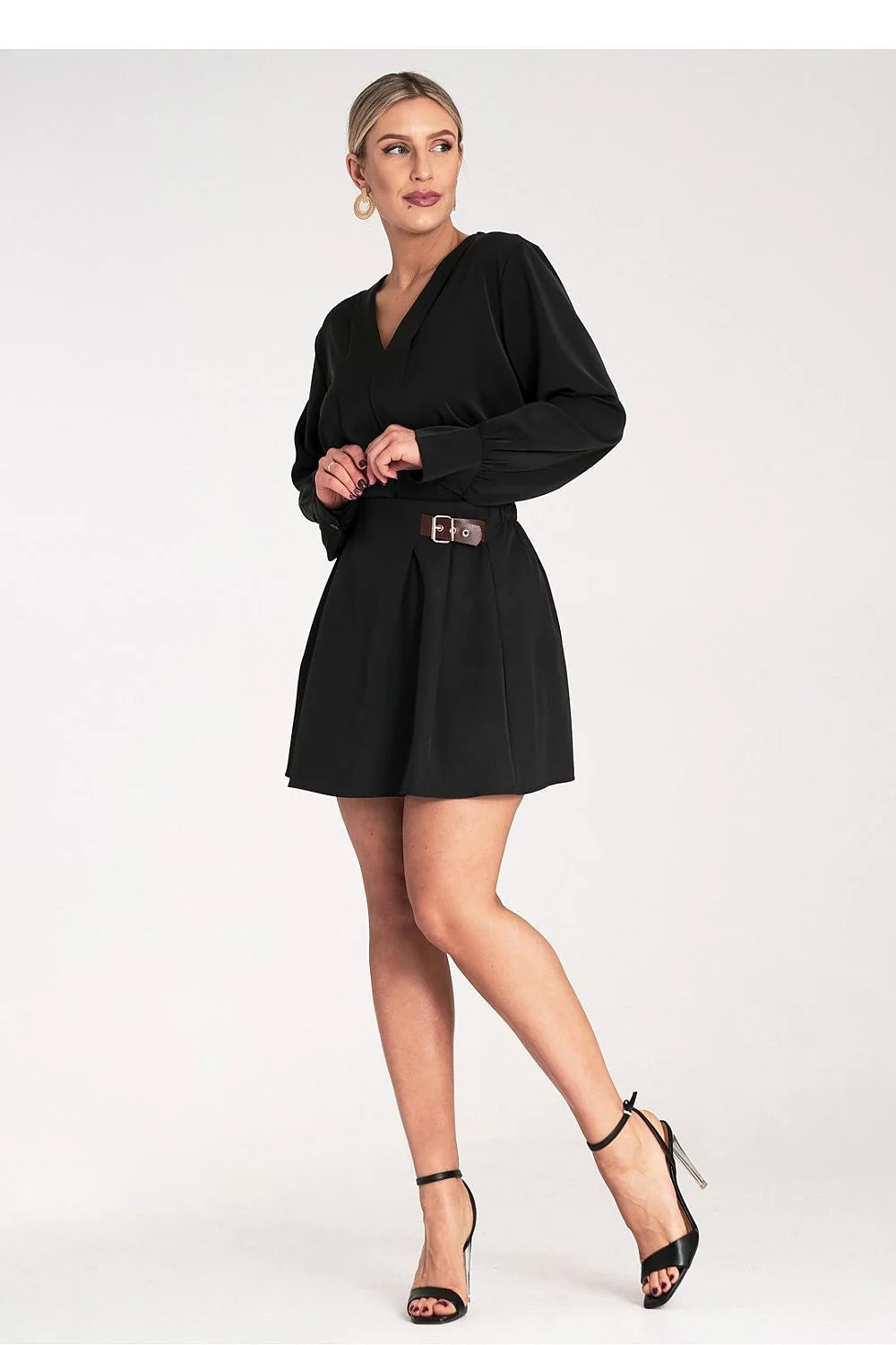 robe noire élégante courte col V manches longues poignets resserrés ceinture cuir marron boucle métallique coupe ajustée jupe évasée