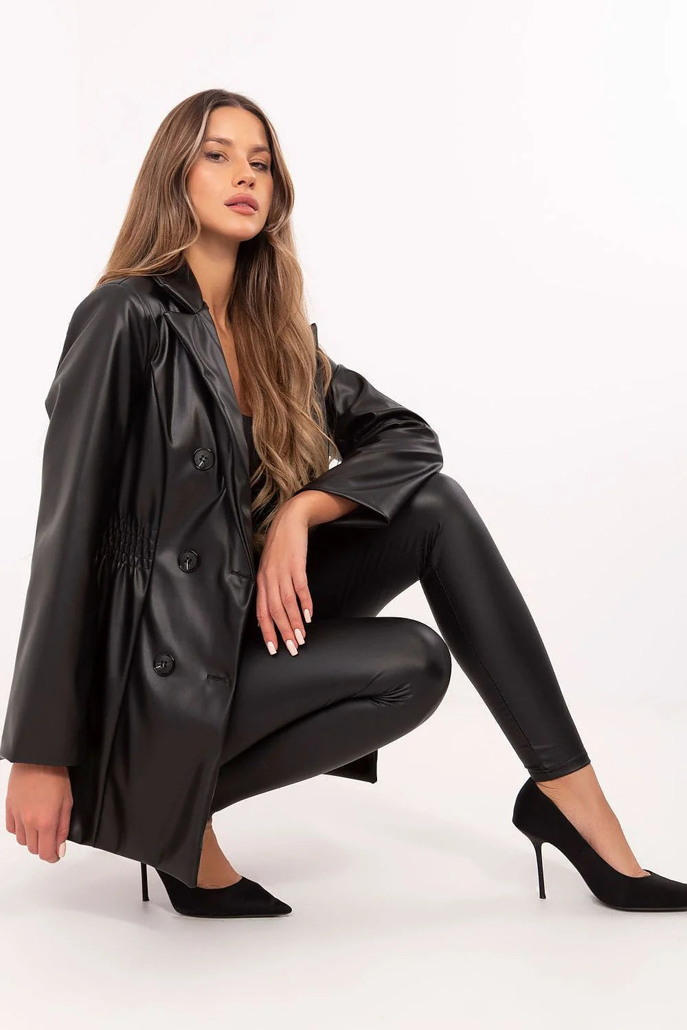 Manteau trench femme en similicuir noir double boutonnage style classique modernité coupe ajustée longueur midi