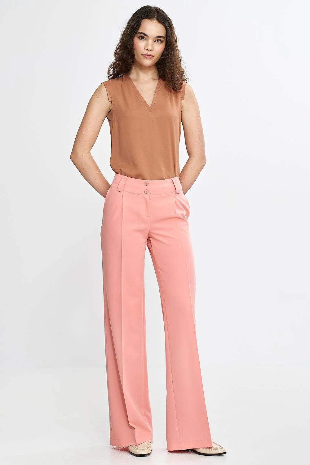 Chemisier féminin sans manches en viscose couleur beige coupe régulière encolure V finitions élégantes pour tenues élégantes ou décontractées