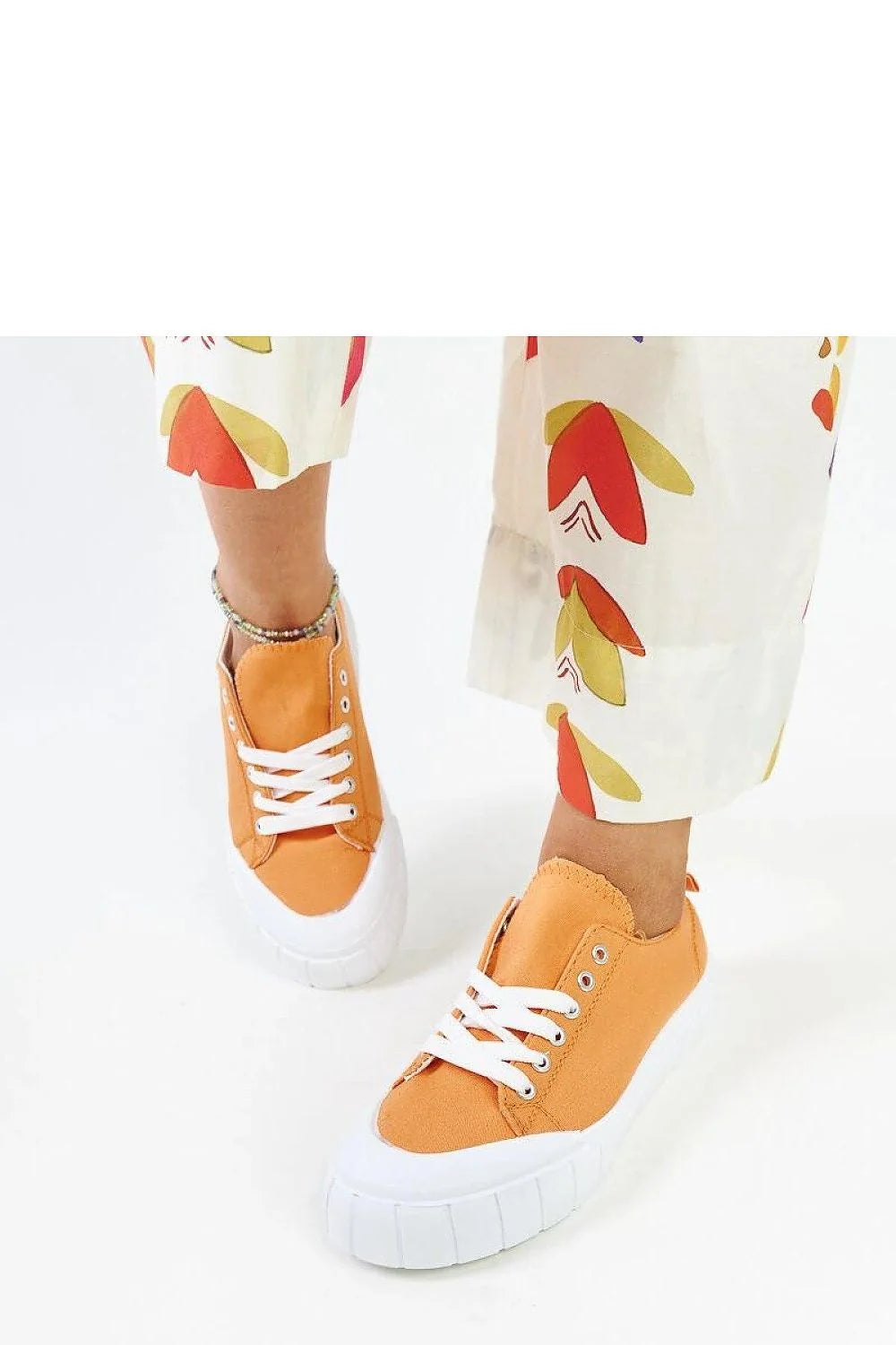 Pantalon femme motif floral coloré baskets orange sneakers Eduardo Adidas textile caoutchouc confort moderne style décontracté