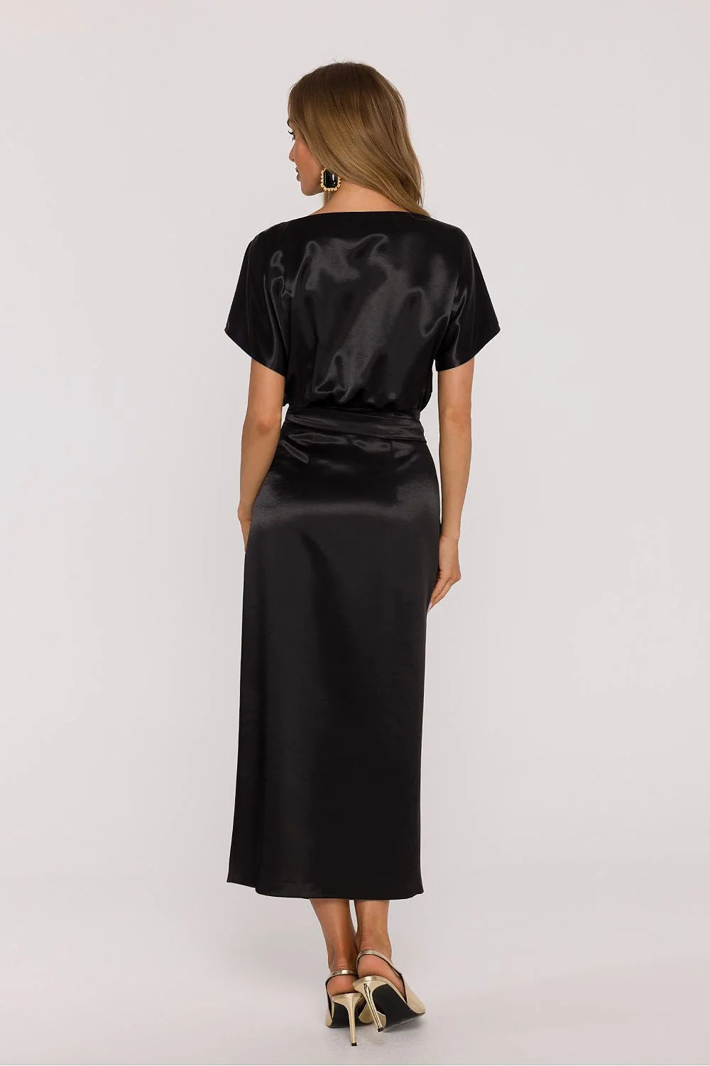 robe soirée midi satin noir encolure bateau manches courtes ample ceinture nouée asymétrique drapé brillant fluide léger minimaliste chic féminin