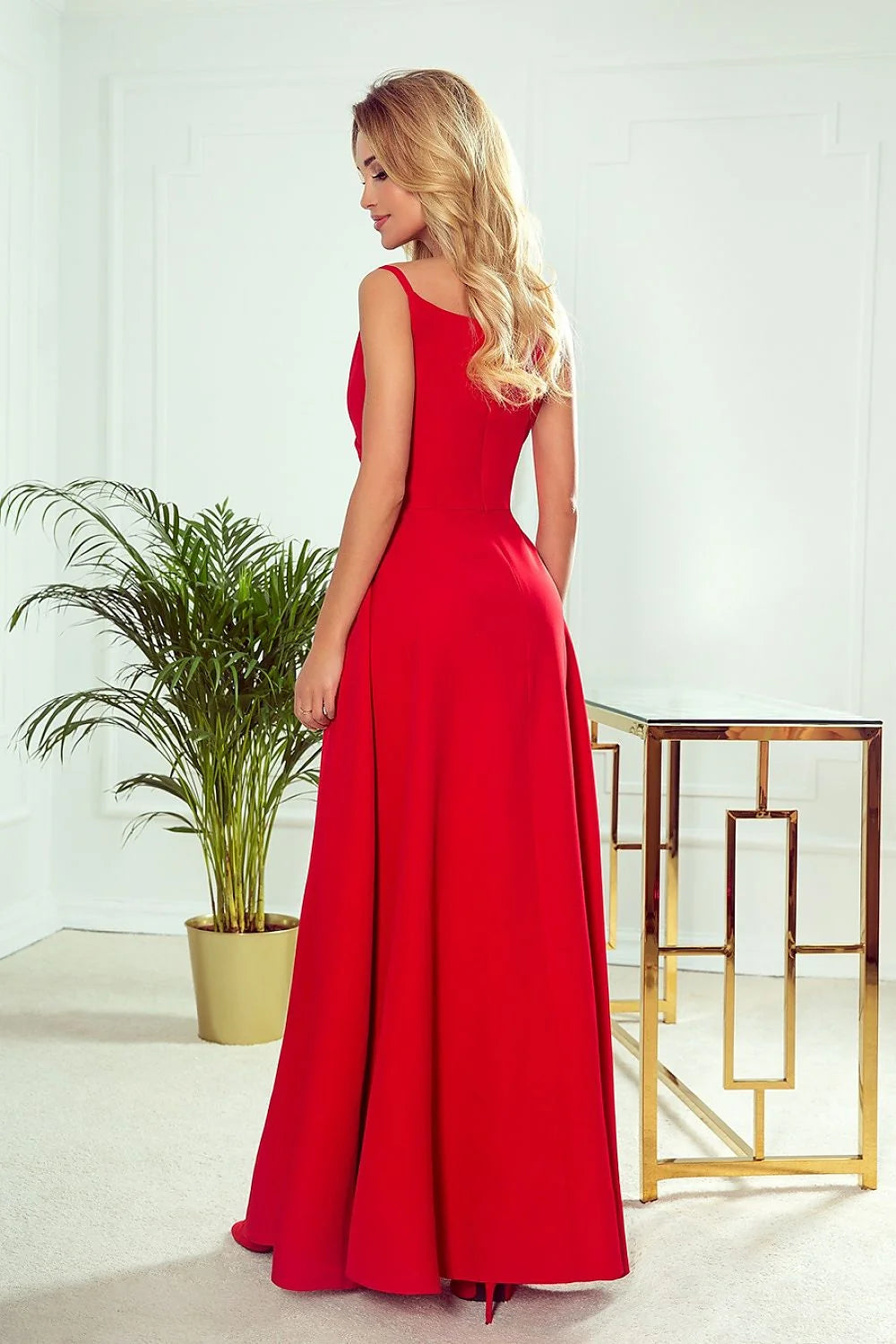 robe soirée longue satinée bleu vif élégante décolleté cœur fente latérale haute bretelles fines taille marquée drapé fluide