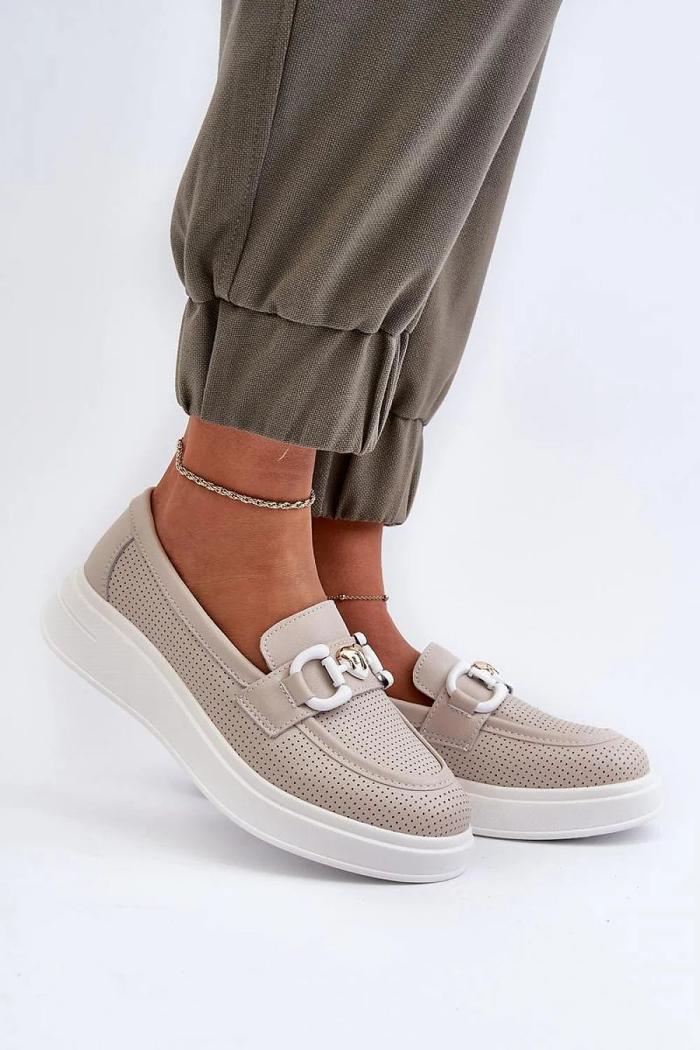 Moccasins pour femmes style élégant beige clair cuir synthétique perforé semelle épaisse blanche bride métallique dorée coupe basse durabilité confort