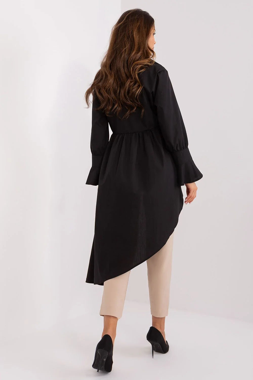 Tenue féminine moderne élégante tunique noire pantalon beige longue asymétrique ample style contemporain coupe droite ajustée
