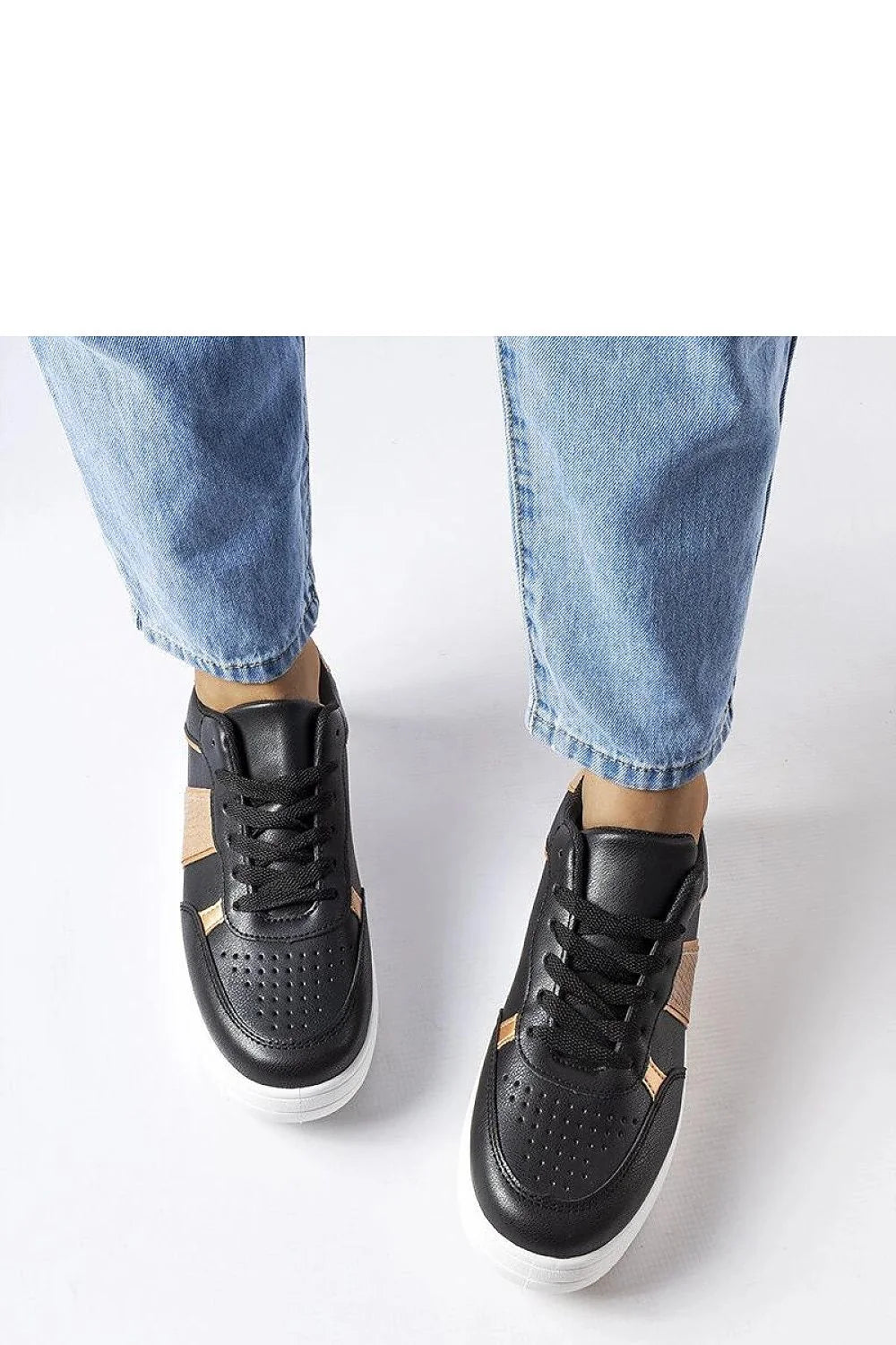 Baskets pour femmes design moderne tendance cuir synthétique noir inserts cuivrés perforations semelle caoutchouc blanche confort style urbain quotidien semi-formel