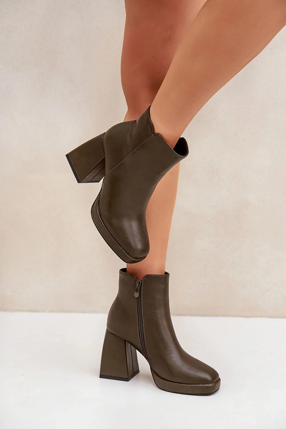 Bottines élégantes modernes cuir synthétique marron talon carré stable zipper latéral femmes confortables occasionnels