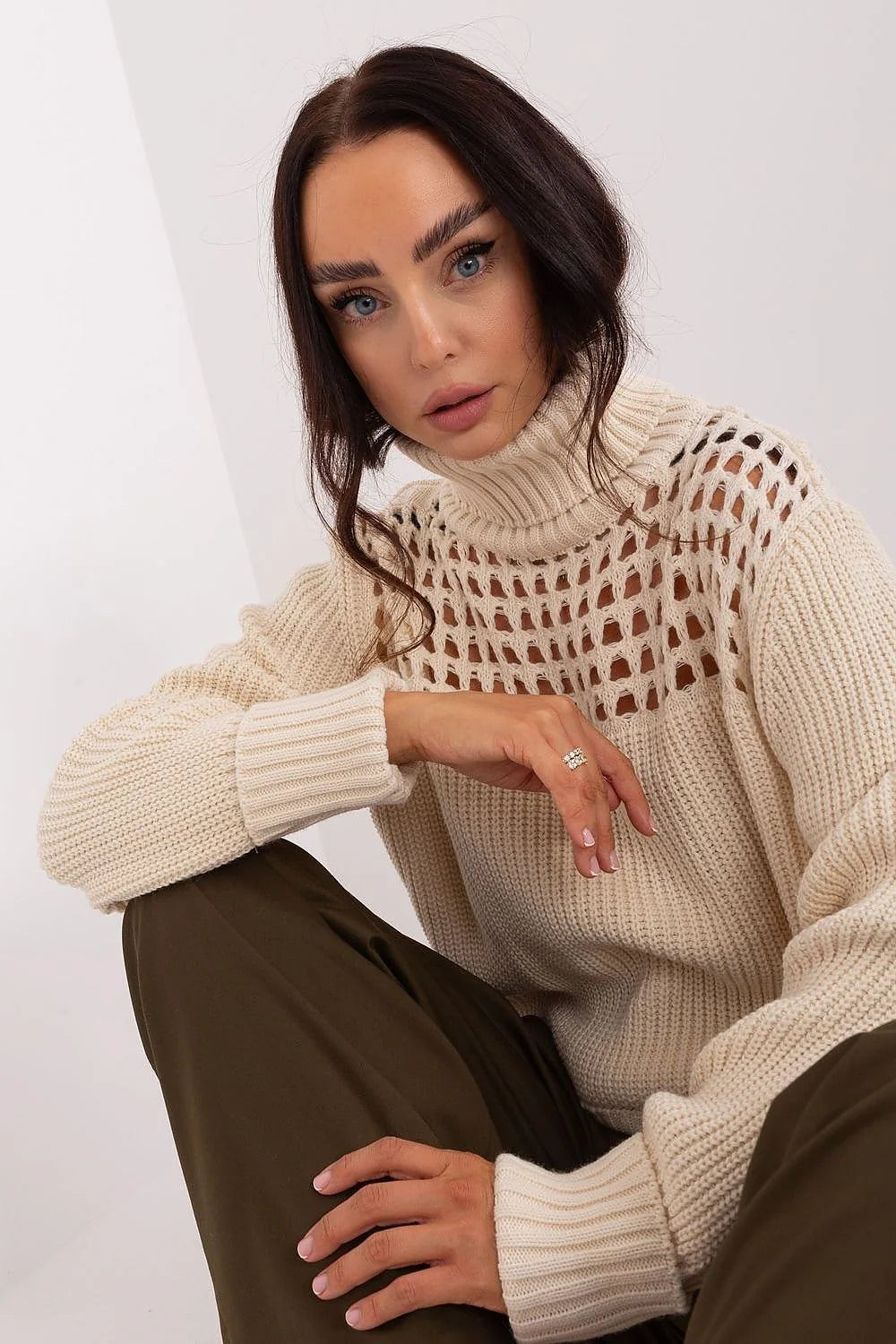 Pull à col roulé pour femmes modern design tricot ajouré beige crème matière épaisse hiver