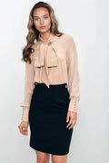 chemisier beige satiné fluide col lavallière noué pussybow coupe droite manches raglan poignets larges boutons dorés