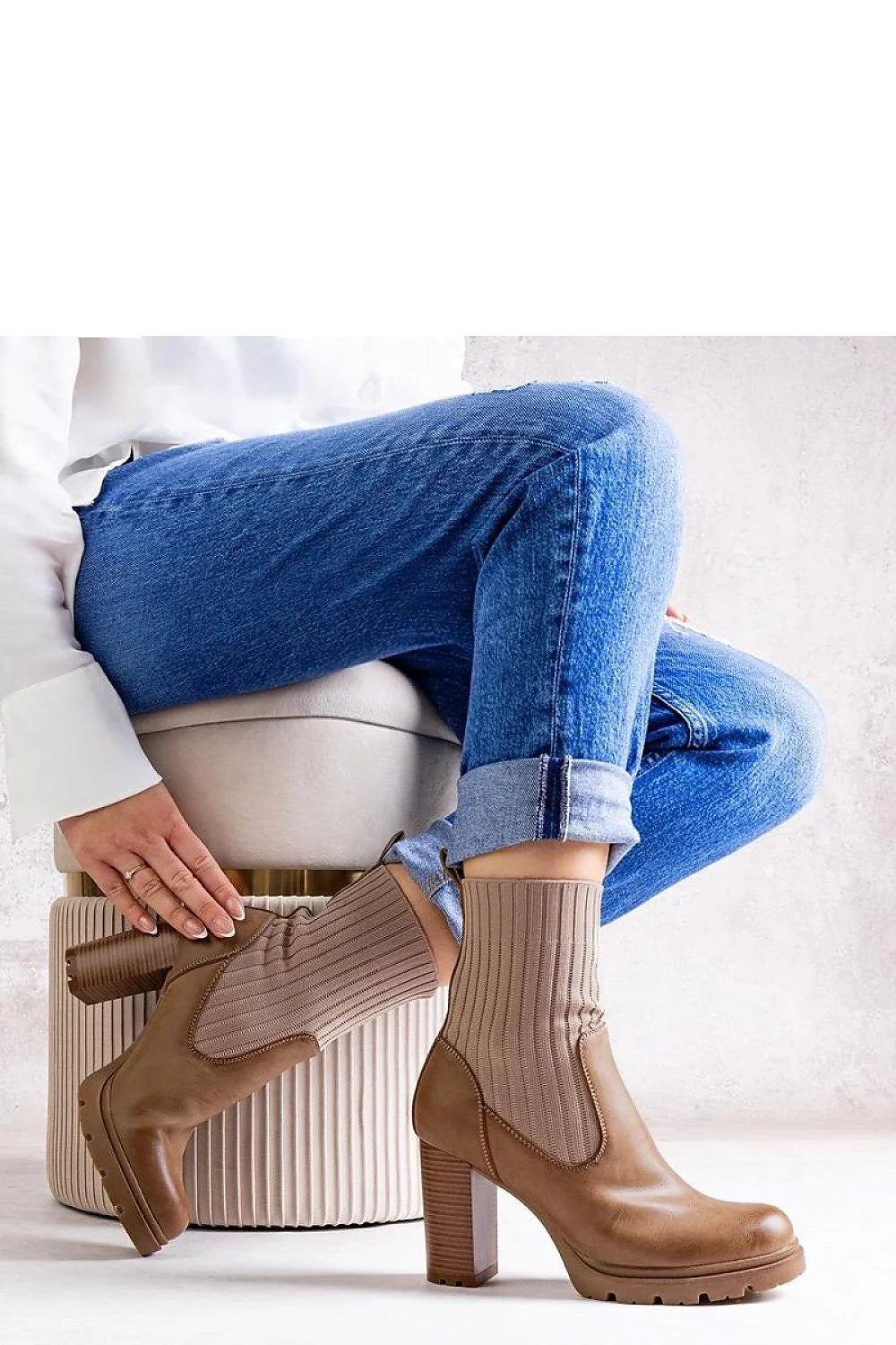 Bottes à talons Solea mid-calf cuir lisse taupe élastique ajusté détails côtelés semelle caoutchouc adhérence durabilité femmes