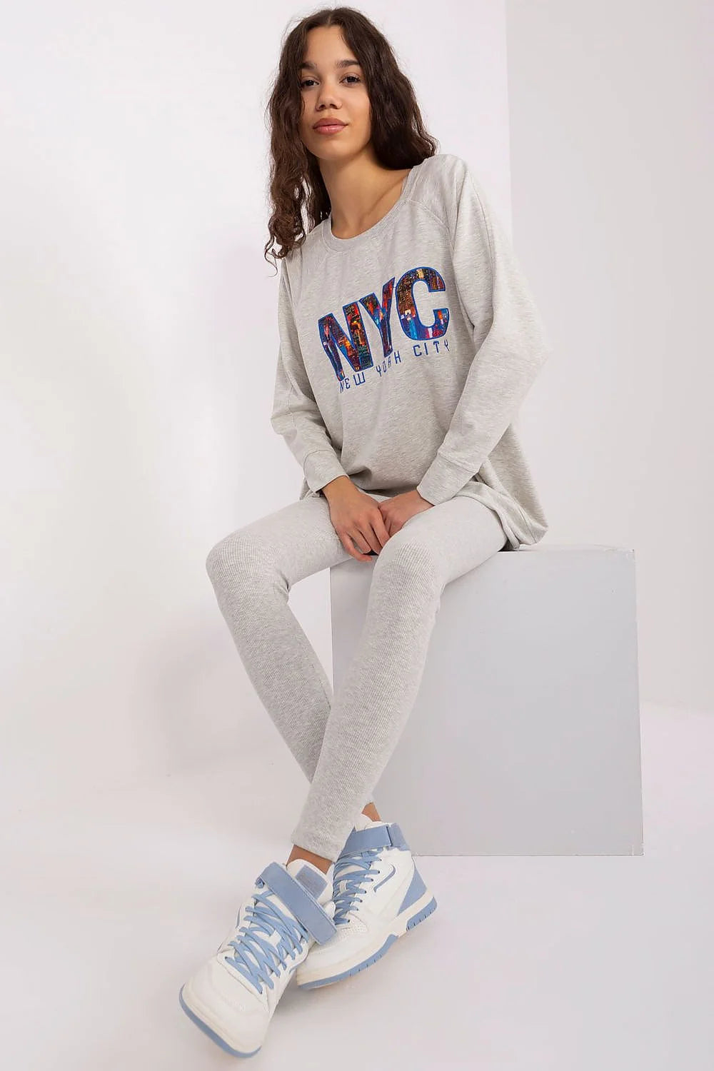 ensemble femme sweatshirt oversize molletonné gris clair imprimé multicolore NYC coupe longue asymétrique ourlet fendu legging extensible baskets