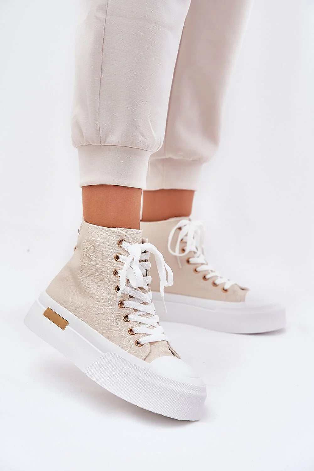 Baskets montantes Step in style femmes design moderne style casual beige clair semelle plateforme confortable lacets blancs finitions dorées