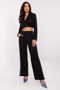 ensemble élégant femme blazer court cintré revers crantés manches épaules structurées pantalon large taille haute noir bandes bleu clair chic