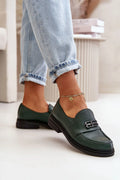 Chaussures basses élégantes pour femme en cuir naturel, bout arrondi, décoration métallique, couleur verte foncée, semelle épaisse noire, confortable et stylée
