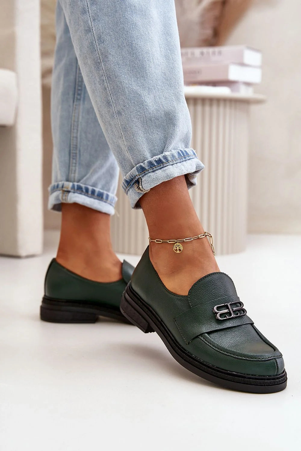 Chaussures basses élégantes pour femme en cuir naturel, bout arrondi, décoration métallique, couleur verte foncée, semelle épaisse noire, confortable et stylée