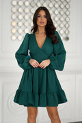 robe cocktail bicotone verte émeraude manches bouffantes taille ajustée coupe évasée décolleté plongeant volants base tissu fluide légèrement brillant