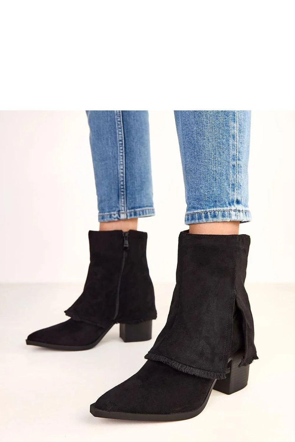 bottines cheville suédine noire bout pointu talon9cm bloc fermeture éclair latérale rabat effiloché fente arrière western contemporain élégant ajusté confort