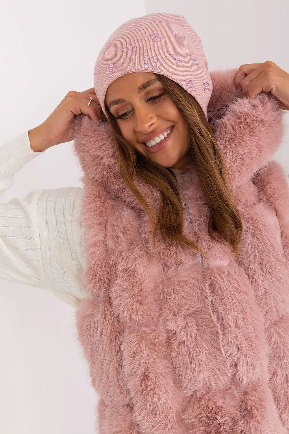 Bonnet d'hiver en cachemire avec décorations en strass, ensemble chic femme, veste sans manches fourrure synthétique, mode hiver élégance confort style urbain finitions soignées fêtes occasions spéciales