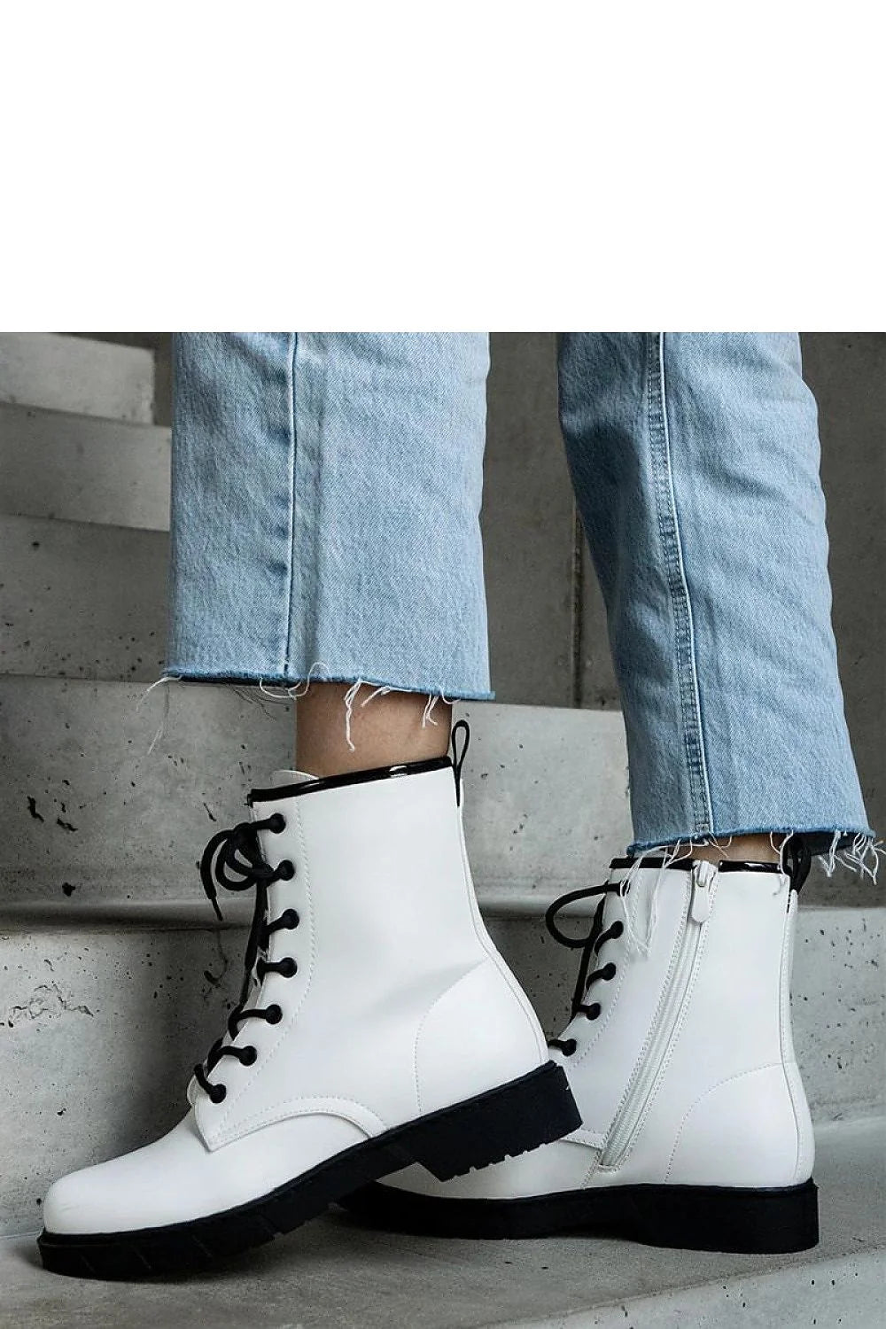 Bottines blanches en cuir artificiel militaire design moderne épuré lacets noirs semelle épaisse talon 4.5 cm femmes