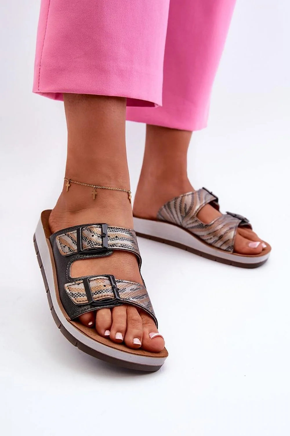 Sandales femmes design contemporain brides métalliques imprimé animal cuir écologique insole cork mode été style audacieux confort durable
