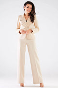 costume tailleur femme élégant moderne sophistiqué veste cintrée revers cranté boutonnage doré manches longues pantalon taille haute jambes larges beige