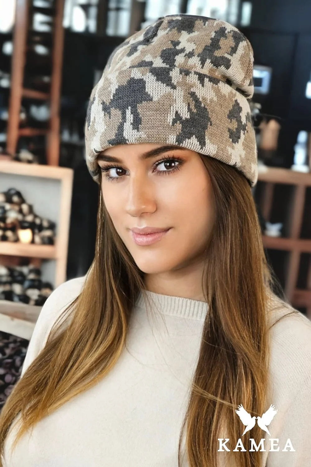 Bonnet d'hiver pour femme motif camouflage beige brun gris style urbain matériau doux élastique finitions soignées coupe ajustée
