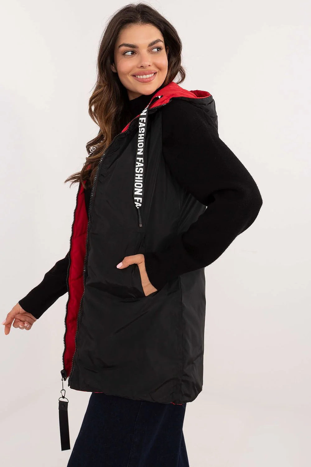Gilet pour femme, polyester rembourré rouge vif, style urbain, cordon décoratif 'FASHION NEW YORK', doublure noire, saison automne-hiver-printemps