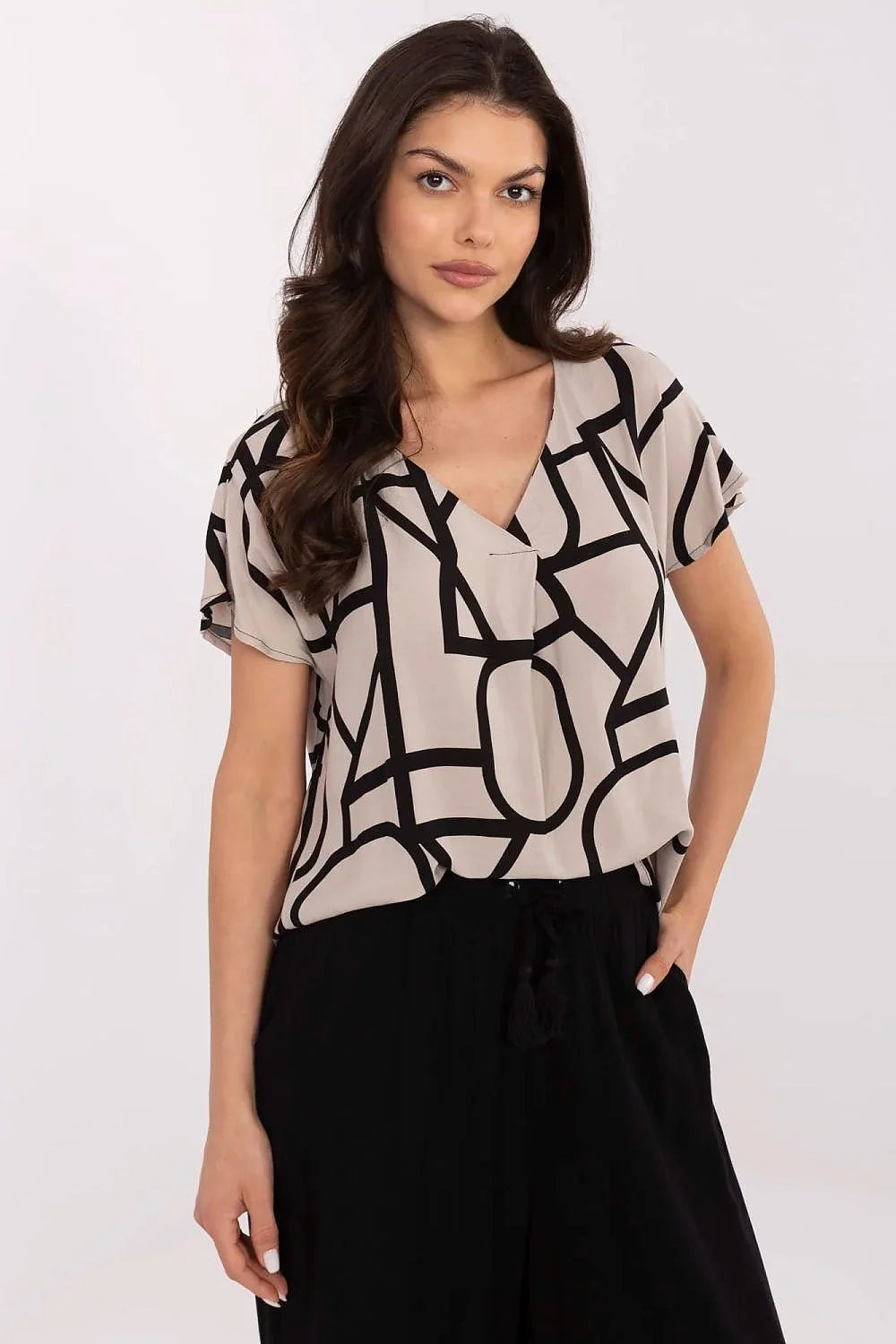Chemisier pour femme moderne design graphique motifs géométriques noirs tissu fluide coupe ample manches courtes décolleté en V mode chic