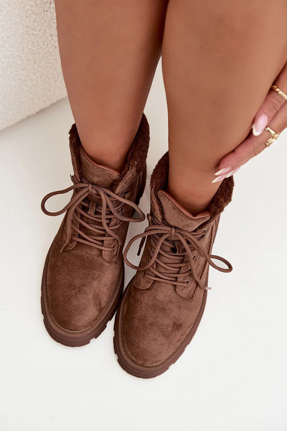 bottines trappeur femme suédine écologique marron col sherpa fourré lacets œillets métalliques tige mi cheville semelle plateforme crantée antidérapante confortable