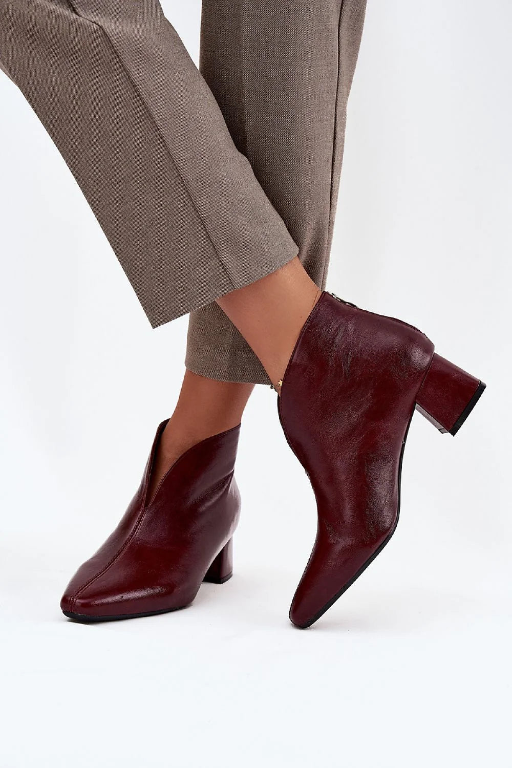 bottines femme cuir écologique bordeaux lisse bout amande découpe V talon pilier stable mi haut minimaliste élégantes confortables
