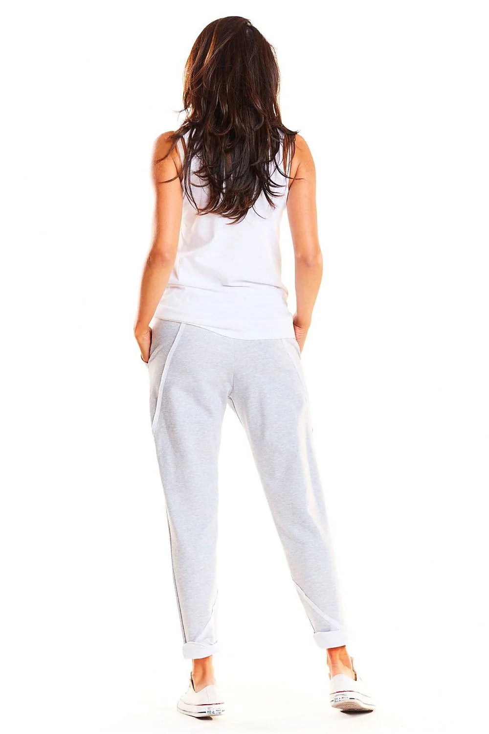 pantalon jogger femme coton extensible doux ajusté taille élastique chevilles resserrées revers poches latérales coutures structurantes athleisure polyvalent quotidien détente