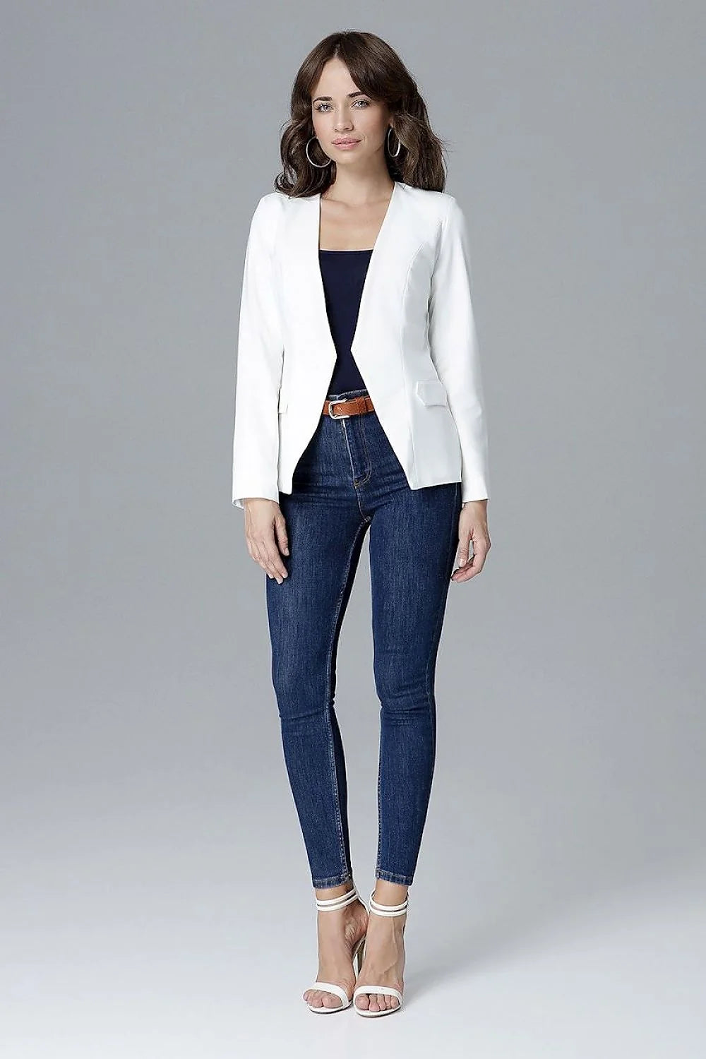 Blazer femme noir chic ajusté en tissu élégant pour un style moderne et décontracté