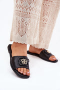 Sandales femmes style élégant talon plat ornement métallique couleur noire cuir écolo ouvertes à l'avant confort toute la journée